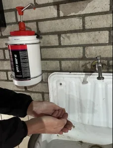 Onze verzorgende werkplaatszeep reinigt uw vuile handen