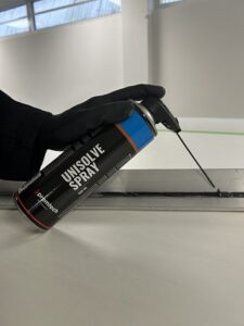 Ontvetter en kitresten verwijderaar: ontdek UniSolve Spray