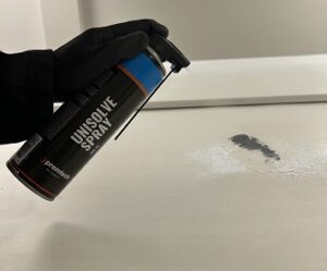 Kitresten verwijderen van tegels? UniSolve Spray is dé oplossing